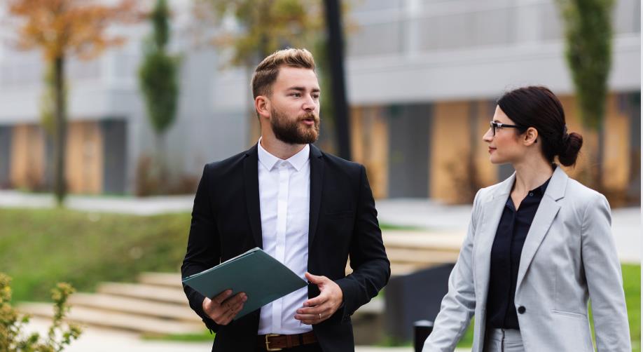 How Much Do a Real Estate Agent Make Per Sale?